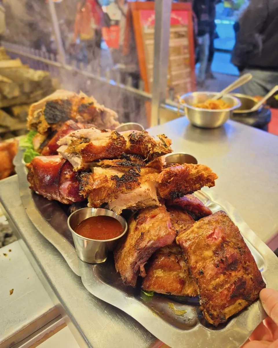 Grand plateau de mix grill fumant : porcelet croustillant, travers et jambon grillés au feu de bois